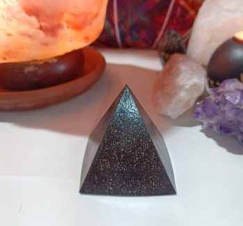 Exklusive Orgonite Medium Pyramide 4 Seiten IRON CHIP 110 gr.