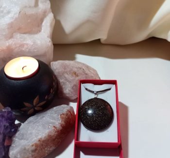 Orgonit-Anhänger Großer Halbkreis KLEINER EISEN-CHIP 15 gr.